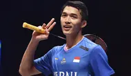 Selebrasi pebulu tangkis tunggal putra Indonesia, Jonatan Christie usai mengalahkan sesama wakil Indonesia, Anthony Sinisuka Ginting pada laga final tunggal putra kejuaraan bulu tangkis All England 2024 di Utilita Arena, Birmingham, Inggris (17/3/2024) malam WIB. Jonatan Christie menang dua gim langsung (21-15, 21-14) sekaligus menjadi juara. (AP Photo/Rui Vieira)