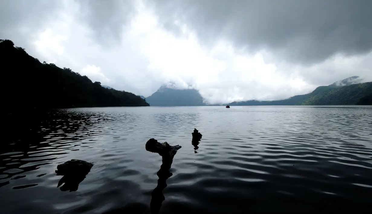 Menurut masyarakat setempat, danau Gunung Tujuh adalah danau keramat karena dihuni dan dijaga mahkluk gaib yang berbentuk seperti manusia yang bernama Saleh Sri Menanti dan Lbei Sakti. Foto diambil Minggu (17/5/2015). (Liputan6.com/Helmi Fithriansyah)