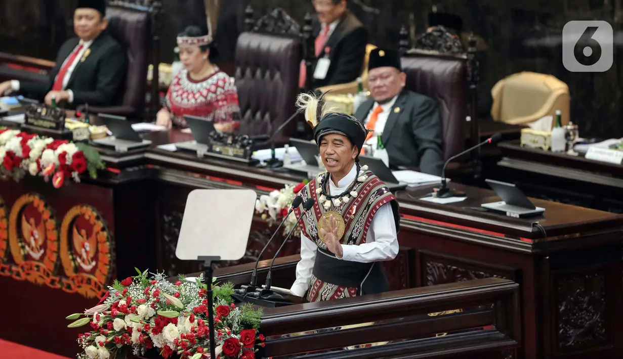 Presiden Joko Widodo atau Jokowi menyampaikan pidato kenegaraan pada Sidang Tahunan MPR dan Sidang Bersama DPR-DPD Tahun 2023 di Gedung Nusantara, Kompleks Parlemen, Senayan, Jakarta, Rabu (16/8/2023). Pidato Presiden dalam rangka penyampaian laporan kinerja lembaga-lembaga negara. (Liputan6.com/Faizal Fanani)