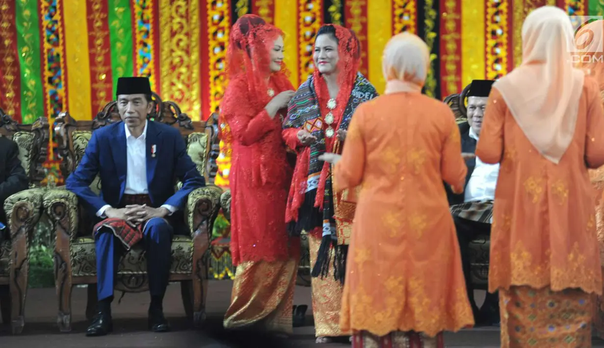 Ibu Negara Iriana Jokowi bersiap menari tortor saat pesta adat Kahiyang Ayu dan Bobby Nasution di  Bukit Hijau Regency Taman Setia Budi (BHR Tasbi), Medan, Sabtu (25/11). (Liputan6.com/Pool/Media Center)