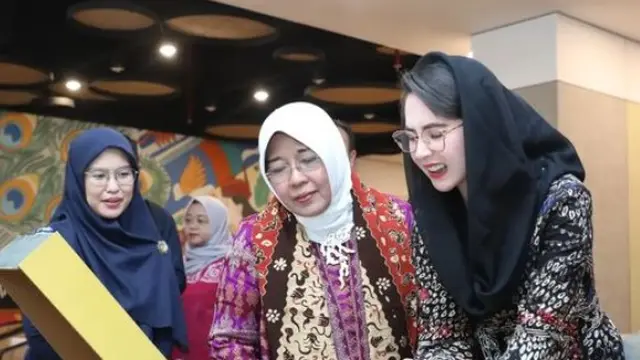 Arumi Bachsin cantik dengan kerudung (Instagram/arumibachsin_94)