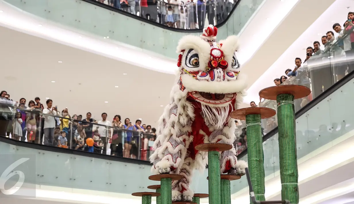 Pengunjung melihat aksi Barongsai Tonggak di Lippo Mall Puri, Jakarta Barat, (21/01). Kegiatan yang digelar Sabtu dan Minggu berlangsung hingga 5 Februari. (Liputan6.com/Fery Pradolo)