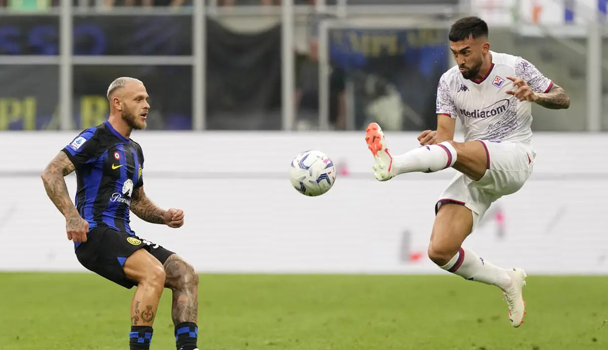 Pemain Fiorentina, Nicolas Gonzalez, berusaha menghalau bola dari pemain Inter Milan, Federico Dimarco, pada laga Liga Italia pekan ketiga Serie A 2023/2024 di Stadion Giuseppe Meazza, Minggu (03/09/2023). Inter Milan menang dengan skor 4-0. (AP Photo/Antonio Calanni)