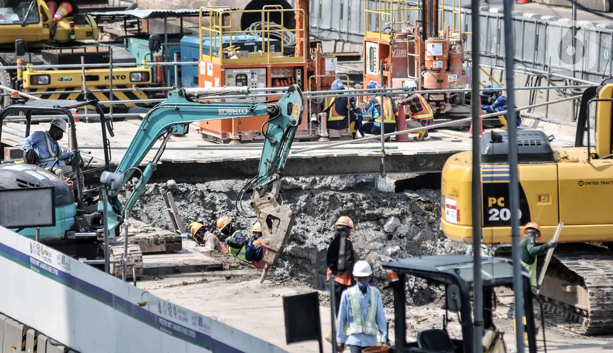 Aktivitas proyek pembangunan Mass Rapid Transit (MRT) Fase 2A Bundaran HI-Harmoni di Jalan MH Thamrin, Jakarta, Senin (14/3/2022). Direktur Utama PT MRT Jakarta William Sabandar mengungkapkan, progres proyek MRT Fase 2A saat ini mencapai 34 persen. (merdeka.com/Iqbal S. Nugroho)