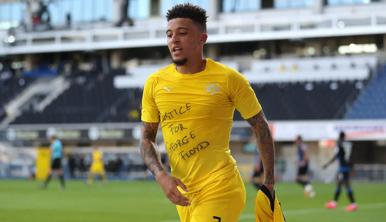Jadon Sancho yang kini tengah dipinjamkan oleh Manchester United ke klub lamanya, Borussia Dortmund sebelumnya tercatat pernah berseragam Borussia Dortmund selama 4 musim mulai 2017/2018 hingga 2020/2021. Total tampil dalam 104 laga di Bundesliga bareng Borussia Dortmund, ia mampu mengoleksi 38 gol dan 51 assist, termasuk torehan 1 kali hattrick. Hattrick tersebut dicetaknya pada pekan ke-29 Bundesliga 2019/2020 (31/5/2020) saat menang 6-1 atas SC Paderborn. (AFP/Pool/Lars Baron)
