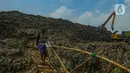 Longsor yang sudah terjadi lebih dari setahun ini akibat TPA Cipayung kelebihan beban. (merdeka.com/Arie Basuki)