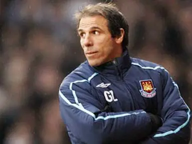 West Ham's Italian manager Gianfranco Zola watches during their Premier League match against Manchester United at Upton Park, London, on February 8, 2009. AFP PHOTO / Glyn Kirk