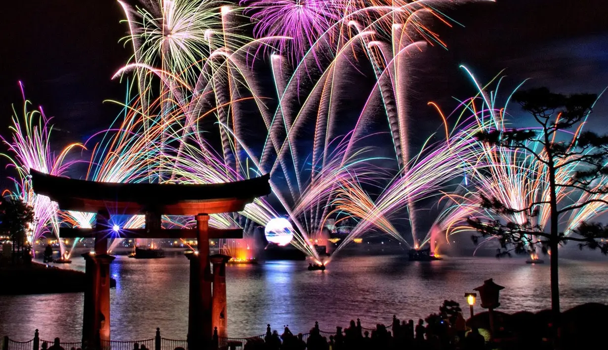 Perayaan tahun baru di Tokyo berlangsung selama seminggu, Perayaan ini dimulai seperti biasa dengan festival kembang api di malam pergantian tahun, kemudian rangkaian festival tradisional setelahnya. (i.ytimg.com)