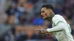Penyerang Sassuolo, Gianluca Scamacca berselebrasi usai mencetak gol ke gawang AC Milan pada pertandingan lanjutan Liga Serie A Italia di stadion San Siro, Minggu (28/11/2021). Milan untuk sementara masih bercokol di urutan kedua dengan nilai 32. (Spada/LaPresse via AP)