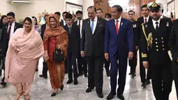 Presiden Joko Widodo dan Ibu Negara Iriana Joko Widodo saat disambut Presiden Pakistan Mamnoon Hussain dan Ibu Negara Pakistan Begum Mahmooda Mamnoon di Istana Kepresidenan Aiwan-e-Sadr, Islamabad, (26/1). (Liputan6.com/Pool/Rusman Biro Pers Setpres)