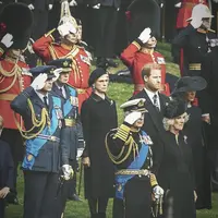 Makna Kalung Mutiara Hingga Topi Hitam yang Dikenakan Keluarga Inggris Saat Pemakaman Ratu Elizabeth II, credit: @theroyalfamily
