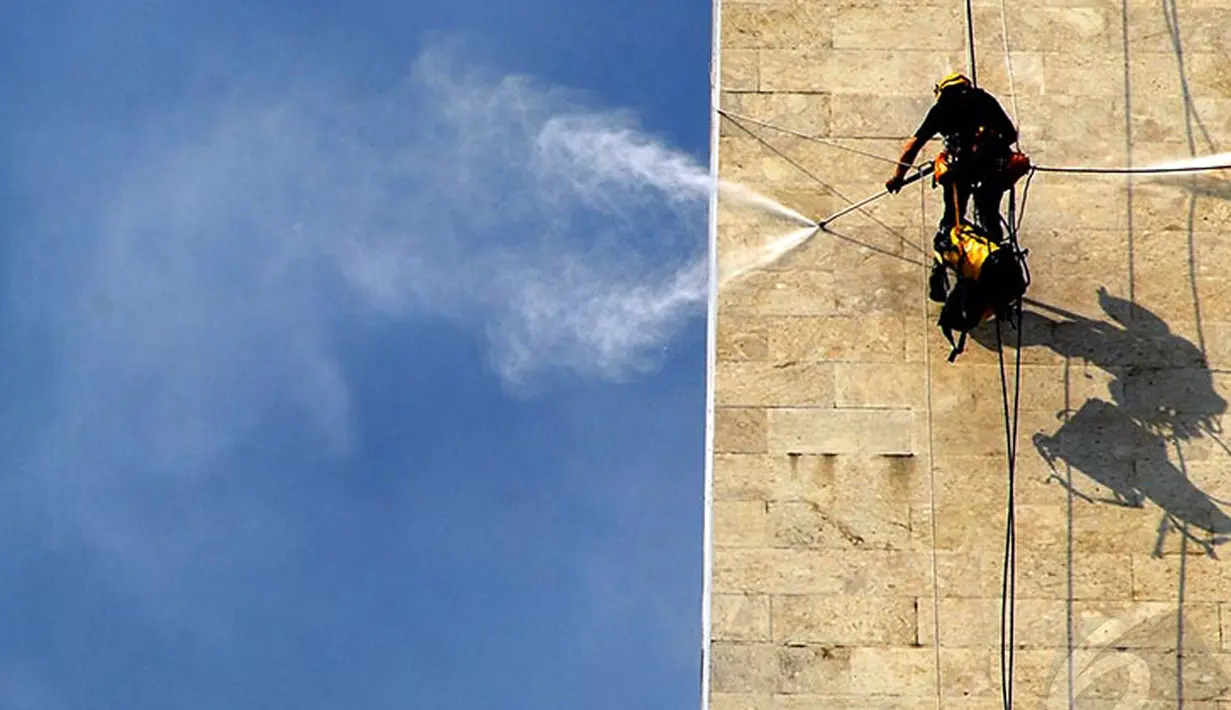 Dibutuhkan waktu hampir dua minggu (5-18 Mei) untuk membersihakan tiap bagian Monas. Dengan menggunakan teknik rappeling, teknisi menyemprotkan air ke badan monas, Kamis (15/05/2014) (Liputan6.com/Miftahul Hayat)