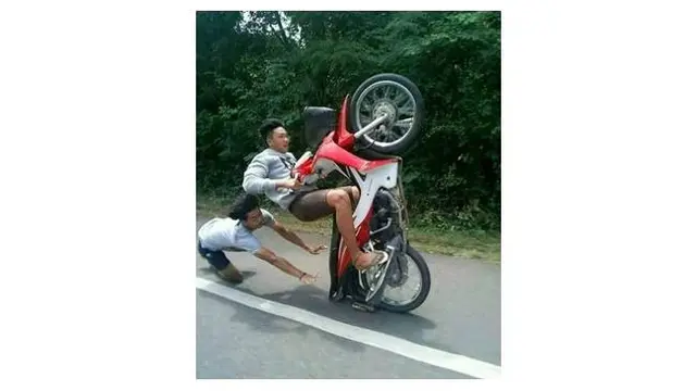 5 Potret Apes Orang Sebelum Jatuh Dari Motor Ini Miris