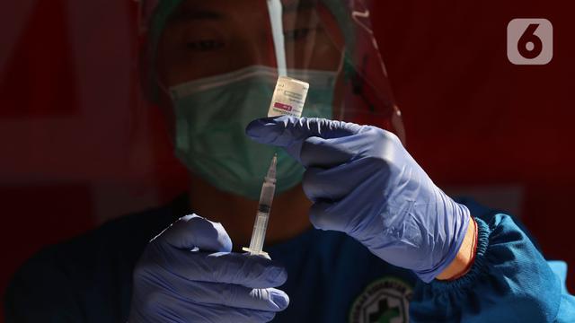 Pelaku Jasa Transportasi Jalani Vaksinasi COVID-19 di Terminal Kampung Rambutan