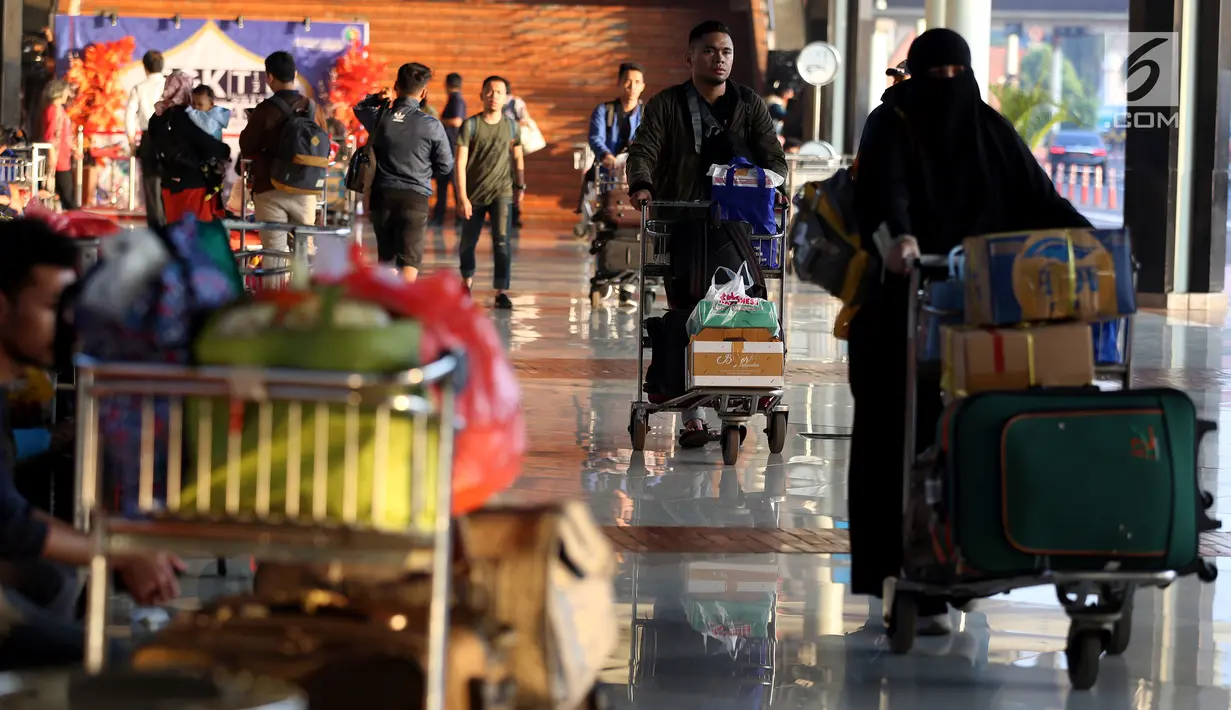 Sejumlah calon penumpang memadati Terminal 1C Bandara Soekarno Hatta, Tangerang, Selasa (20/6). Puncak arus mudik di Bandara Soetta diprediksi akan terjadi pada tanggal 22-23 Juni, dikarenakan sudah memasuki masa cuti bersama. (Liputan6.com/Johan Tallo)