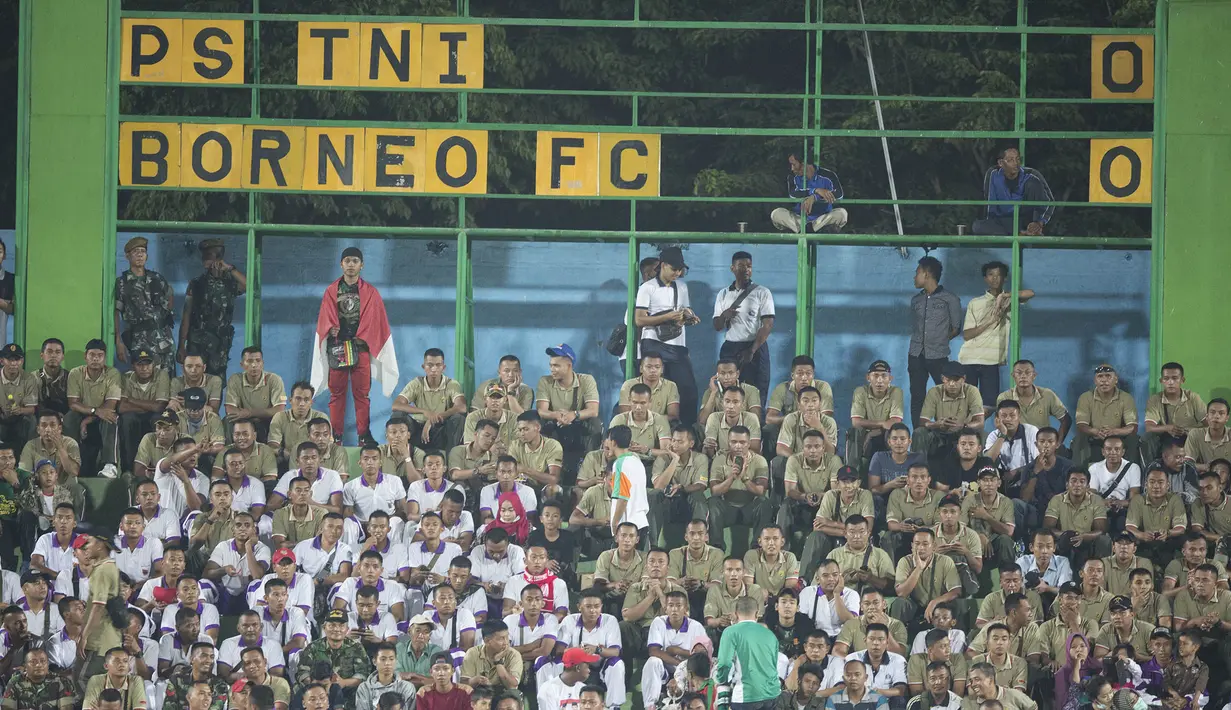 Para anggota TNI bersiap menyaksikan laga Piala Jenderal Sudirman antara PS TNI melawan Pusamania Borneo FC di Stadion Gelora Delta Sidoarjo, Jawa Timur, Rabu (18/11/2015). (Bola.com/Vitalis Yogi Trisna)