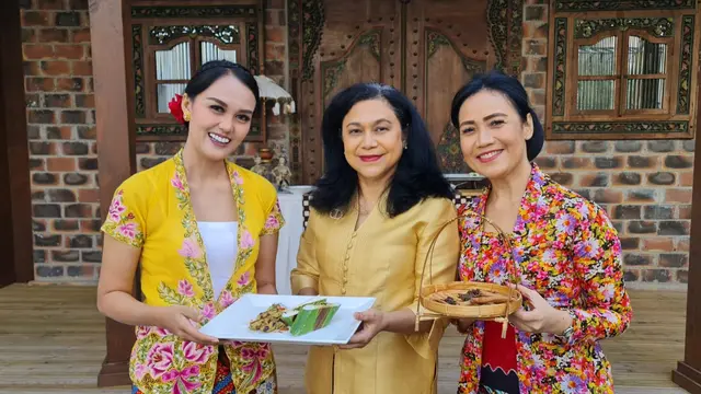 Indah Warsetio, Ibu Dewi Oemar dan Ayudyah Widyahening dalam acara Royal Nusantara A Tale of Royal Nusantara Spices & Recipes.