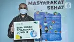 Seorang biksu secara simbolis menunjukkan sertifikat usai vaksinasi Covid-19 di Balai Yos Sudarso, Kantor Wali Kota Jakarta Utara, Senin (15/3/2021). Tokoh lintas agama di Jakarta Utara mulai menerima vaksinasi yang digelar secara serentak di enam wilayah kecamatan. (merdeka.com/Iqbal S. Nugroho)