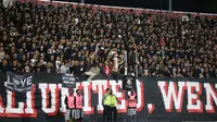 Suporter Bali United saat menyaksikan pertandingan Bali United menghadapi Persija Jakarta dalam pekan pertama BRI Liga 1 2022/2023 di Stadion Kapten I Wayan Dipta. (Bola.com/Maheswara Putra)