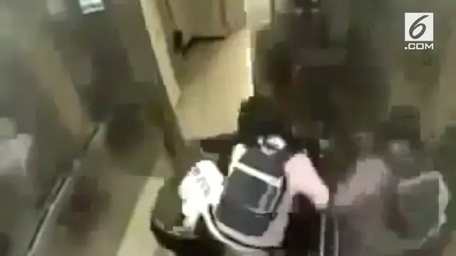 Seorang perampok babak belur dipukuli seorang wanita yang tadinya diincar sebagai target. Kejadian unik ini terekam dalam sebuah video CCTV.