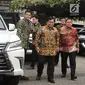 Ketua Umum Partai Gerindra Prabowo Subianto (tengah) saat tiba di Kantor DPP PKS, Jakarta, Senin (30/7). Kunjungan Prabowo ke DPP PKS untuk membahas hasil pertemuannya dengan Partai Demokrat. (Liputan6.com/Herman Zakharia)