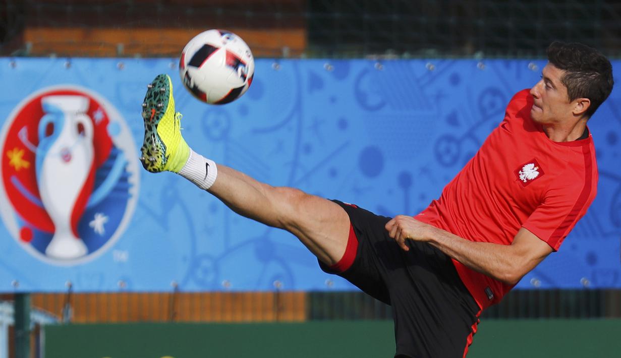 Pemain Polandia, Robert Lewandowski melakukan jugling saat sesi latihan di lympic Marseille Training Ground, Marseille, Prancis, (29/6/2016). (REUTERS/Kai Pfaffenbach)