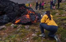 FOTO: Daya Tarik Mematikan, Wisatawan Berbondong Datangi Lokasi Letusan di Islandia