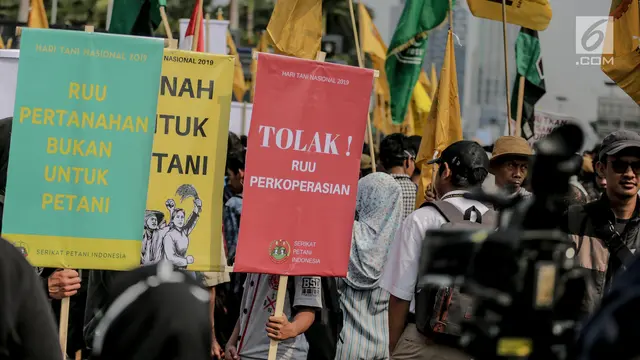 Aksi Petani Geruduk Gedung DPR