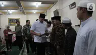 Menteri Agraria dan Tata Ruang/Kepala Badan Pertanahan Nasional, Agus Harimurti Yudhoyono (AHY) menyerahkan lima sertifikat waqaf masjid dan mushola di Masjid Sabilul Huda, Menteng Atas, Jakarta Selatan, Rabu (3/4/2024). (merdeka.com/Imam Buhori)