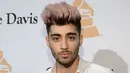 Meski selalu terlihat maskulin, Zayn Malik nggak ragu untuk mengubah warna rambut menjadi pink. Kendati demikian, ia masih tetap ganteng banget! (Digital Spy)