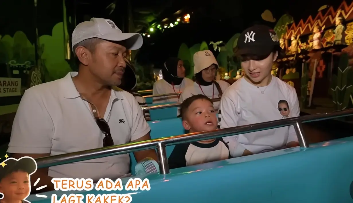 Keceriaan terlihat pada anak pertama Nikita Willy sambil ditemani oleh kakek dan neneknya. ART Nikita juga terlihat mengikuti keseruan di Dufan. (Liputan6.com/YT/Nikita Willy Official)