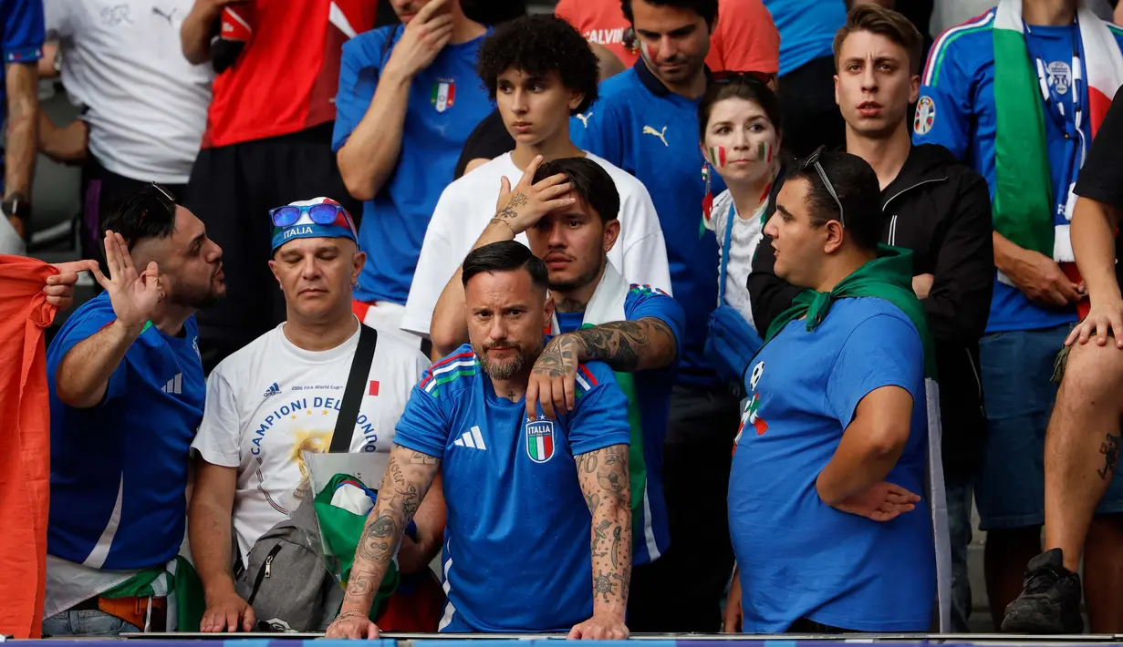 Juara bertahan Italia kalah telak dari Swiss 0-2. (Odd ANDERSEN/AFP)