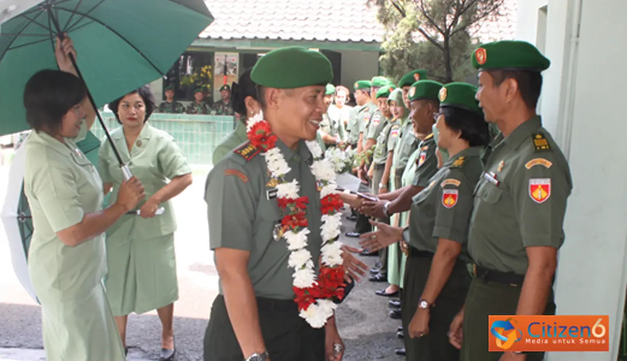 Citizen6, Kendal: Dalam rangka Kunjungan Kerja dan pemantauan kondusifitas wilayah, Danrem 073/Makutarama, Kol Kav Anang Witono berkunjung ke Kodim 0715 Kendal, Rabu (18/7).(Pengirim: Aryo Widianto).