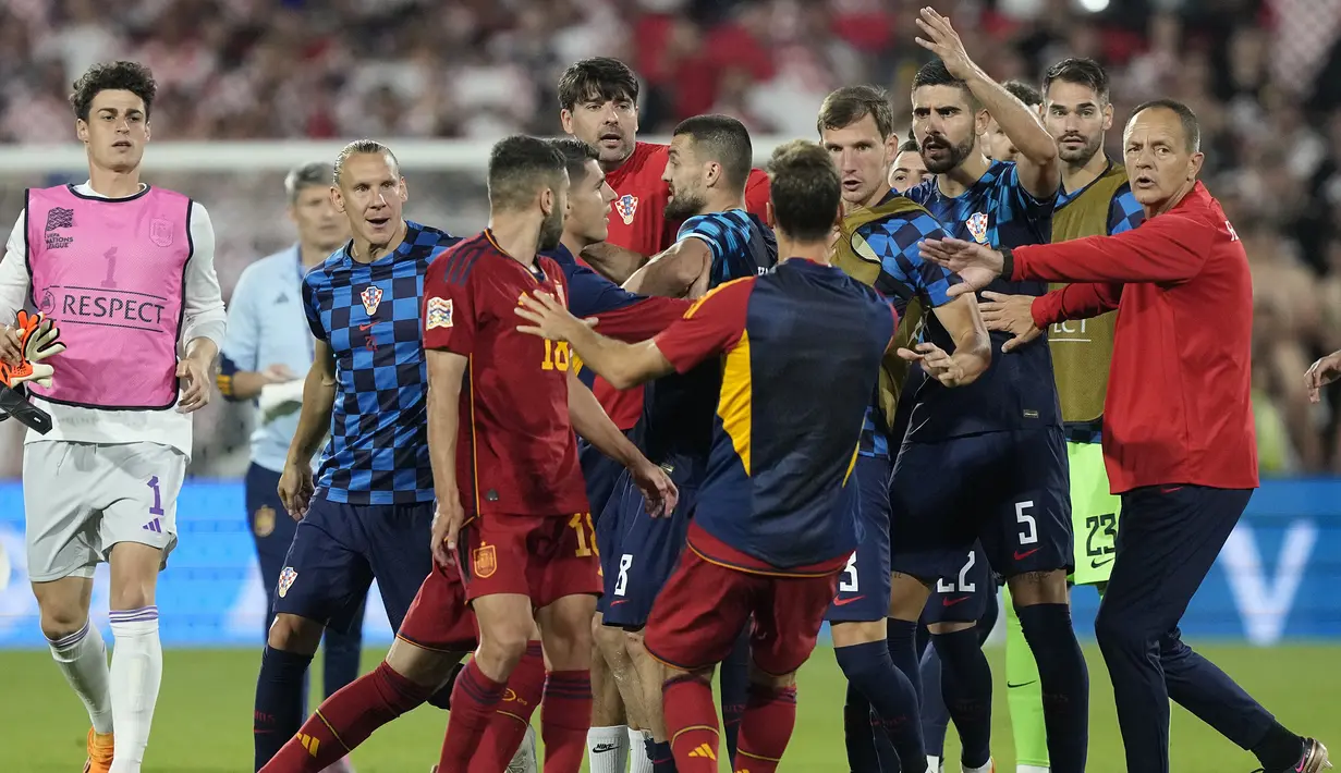 Para pemain Timnas Spanyol dan Kroasia terlibat keributan di akhir babak perpanjangan waktu pada laga final UEFA Nations League 2022/2023 di De Kuip Stadium, Rotterdam, Senin (19/6/2023) dini hari WIB. (AP Photo/Martin Meissner)