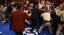 Polisi harus naik ke atas ring saat terjadi keributan di ronde 11 antara kubu Floyd Mayweather Jr. dan Zab Judah. Mayweather menang dan menjadi juara dunia baru Kelas Welter IBF. 8 April 2006. (AFP)
