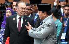 VIDEO: Momen Prabowo Kaget Langsung Berdiri Mendadak Didatangi PM Malaysia Anwar Ibrahim