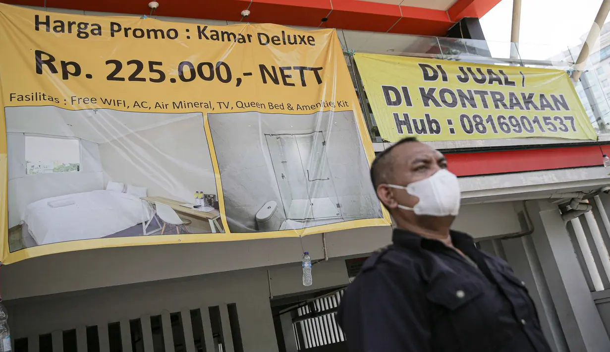 Petugas keamanan berjaga di salah satu hotel yang dijual di kawasan Jakarta, Selasa (28/9/2021). Badan Pimpinan Daerah (BPD) Perhimpunan Hotel dan Restoran Indonesia (PHRI) mengatakan selama pandemi Covid-19 kondisi industri sektor perhotelan kian memprihatinkan. (Liputan6.com/Faizal Fanani)