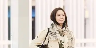 Ia tampil stylish dengan mantel trench panjang kanvas berwarna krem ​​Trerose dengan atasan wol kasmir EKD, celana jeans bootcut high rise warna Ceramic White, tas tote Bloomsbury berwarna cokelat, dan syal wol sutra Burberry Check EKD warna Pebble White. (Foto: Burberry)