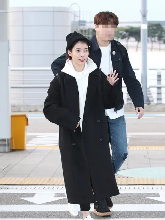 [Bintang] Bertubuh Petite, Airport Fashion IU Dulu dan Sekarang Selalu Terlihat Attractive