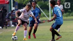 Pesepak bola timnas putri Indonesia, Zahra Muzdalifah (kiri) mencoba melewati pemain Bina Putra FC saat internal game di Lapangan D, Kompleks Gelora Bung Karno, Senayan, Jakarta, Rabu (17/3/2021). Latihan tersebut persiapan laga ajang SEA Games 2021 Vietnam. (Liputan6.com/Helmi
Fithriansyah)