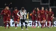 Penyerang AS Roma, Tammy Abraham (tengah) merayakan dengan rekan setimnya setelah mencetak gol ke gawang Udinese selama pertandingan lanjutan Liga Serie A Italia di Stadion Olimpiade Roma, Senin, 17 April 2023.(AP Photo/Andrew Medichini)