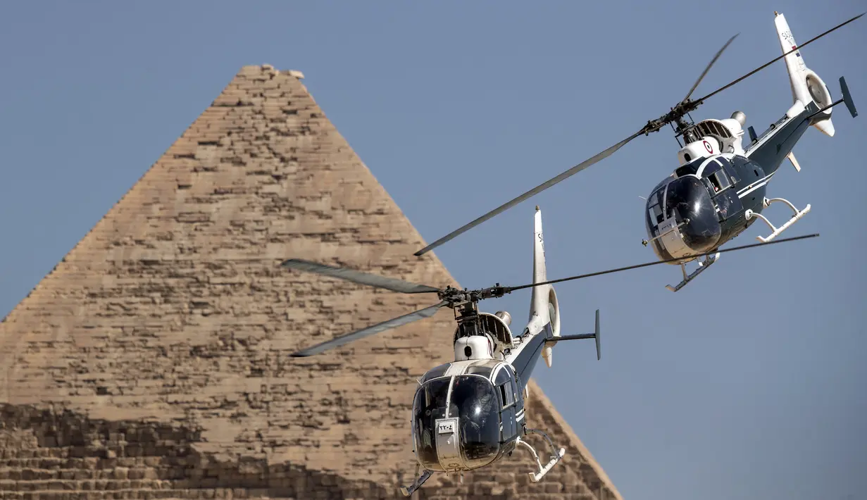 Helikopter Hel Gazelle dari tim aerobatik "Horus" Angkatan Udara Mesir tampil melewati Pyramid of Khafre selama Pyramids Air Show 2022 di Giza Pyramids Necropolis, Mesir, 3 Agustus 2022. (Mahmoud Khaled/AFP)