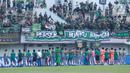 Pemain Persebaya Surabaya merayakan kemenangan atas Persita Tangerang pada laga Liga 1 di Stadion Indomilk Arena, Tangerang, Rabu (18/1/2023). Persebaya menang dengan skor 5-0. (Bola.com/M Iqbal Ichsan)