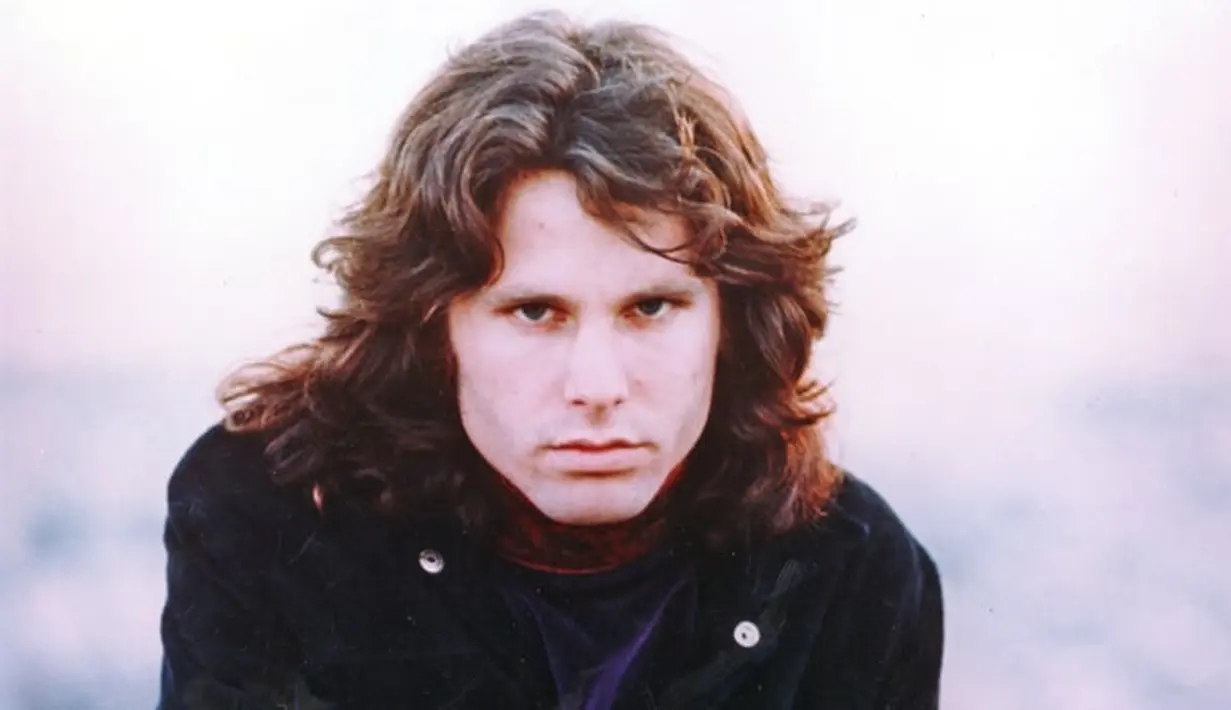 Saat Jim Morrison merintis   karier, ia bahkan tinggal di   atas genteng dan di mobil.  (Rolling Stone)