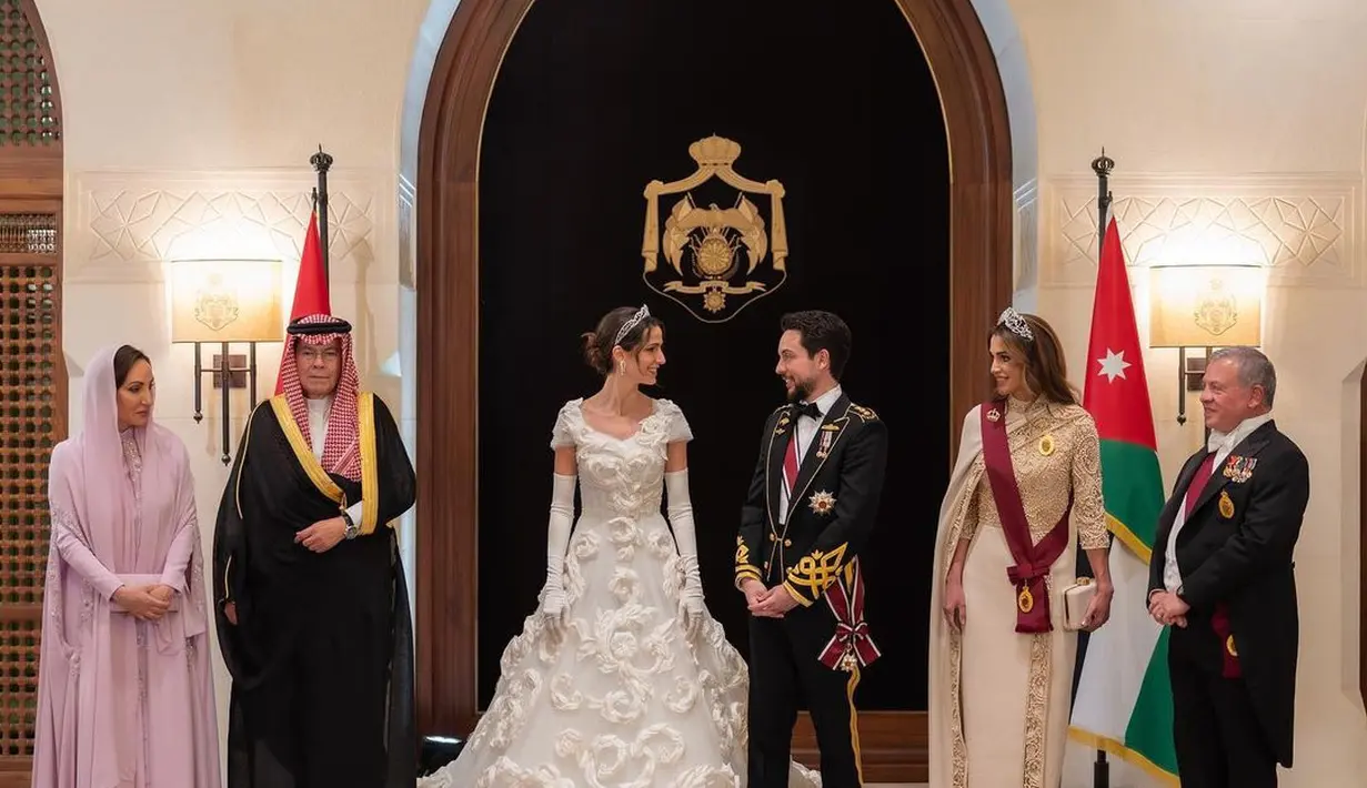 Usai akad nikah, Pangeran Hussein dan Rajwa Al Saif menggelar resepsi pernikahan di Istana Al Husseiniya, Istana Zahran, Amman Yordania. [Foto: IG/queenrania/beautyinsideout.v].