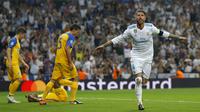Selebrasi Sergio Ramos setelah mencetak gol ke gawang APOEL Nicosia pada laga grup H Liga Champions di Santiago Bernabeu stadium, Madrid, (13/9/2017). Real Madrid Menang 3-0. (AP/Francisco Seco)