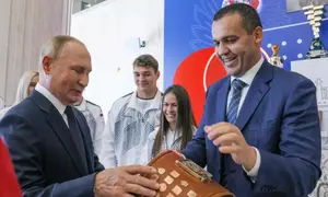 Pengusaha Rusia Umar Kremlev (kanan), yang dilaporkan menghabiskan ratusan ribu dolar untuk pesta mewah pernikahan Donald Trump Jr. di Bahama, terlihat bersama Presiden Rusia Vladimir Putin saat mengunjungi sebuah pusat tinju pada 2022. (Dok. Gavriil Grigorov/SPUTNIK/AFP)