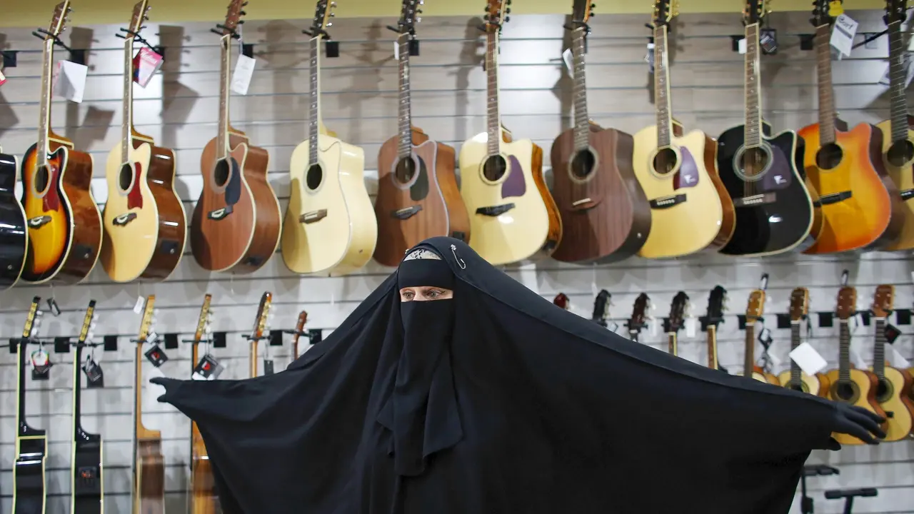 Perkenakan Marie, Wanita Gitaris Band Metal Pemakai Burqa