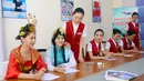 Dua orang wanita berpakaian tradisional mengikuti wawancara untuk menjadi calon pramugari di Chengdu, Provinsi Sichuan, 27 Mei 2016. Lebih dari 500 wanita cantik mengikuti sesi interview sebuah perusahaan penerbangan di Tiongkok. (REUTERS/Stringer)