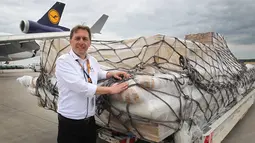 CEO DAHW International, Burkard Koemm berpose dekat jala gawang Piala Dunia 2014 antara Jerman vs Brasil di bandara Frankfurt am Main, Jerman barat, 13 Juni 2018. Jala gawang Piala Dunia 2014 di Stadion Mineirao itu mulai dilelang. (Daniel ROLAND/AFP)